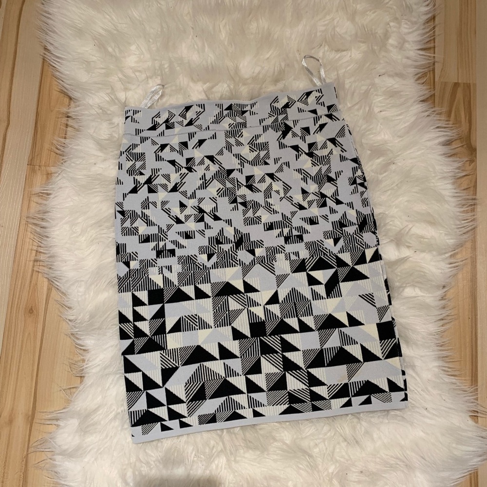 5/$25 Bcbg Pavel Geometric Print Skirt - Picture 3 of 7